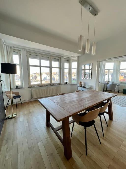 Bellevue - Grand Appartement Pour 5 Sur Les Quais De La Meuse Lieja Exterior foto