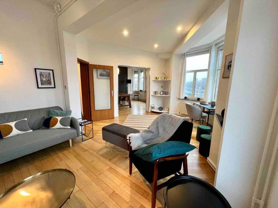 Bellevue - Grand Appartement Pour 5 Sur Les Quais De La Meuse Lieja Exterior foto