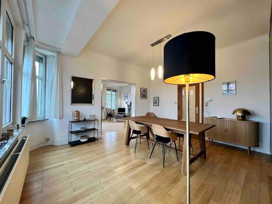 Bellevue - Grand Appartement Pour 5 Sur Les Quais De La Meuse Lieja Exterior foto