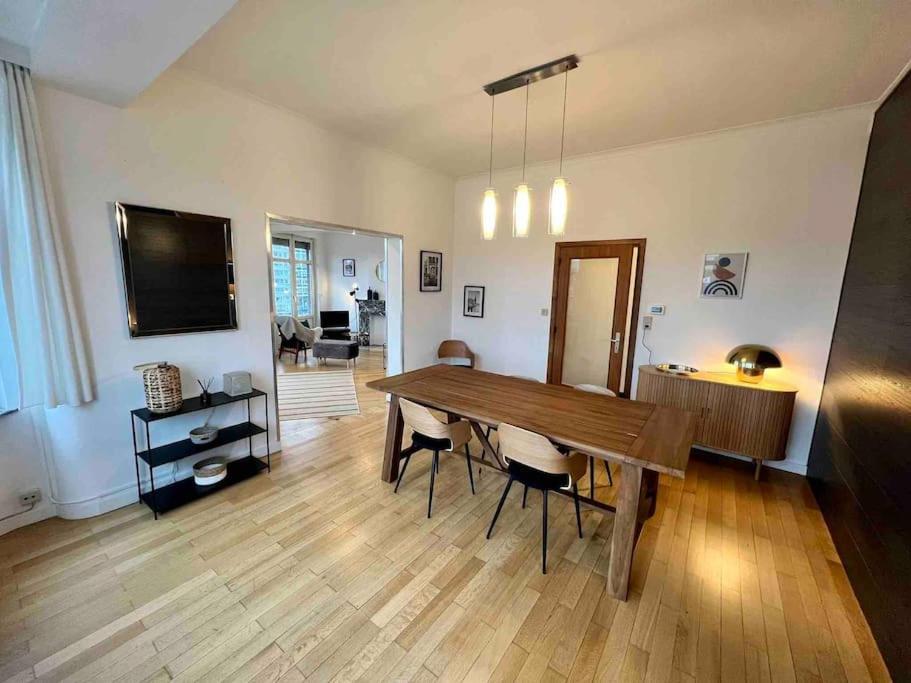 Bellevue - Grand Appartement Pour 5 Sur Les Quais De La Meuse Lieja Exterior foto